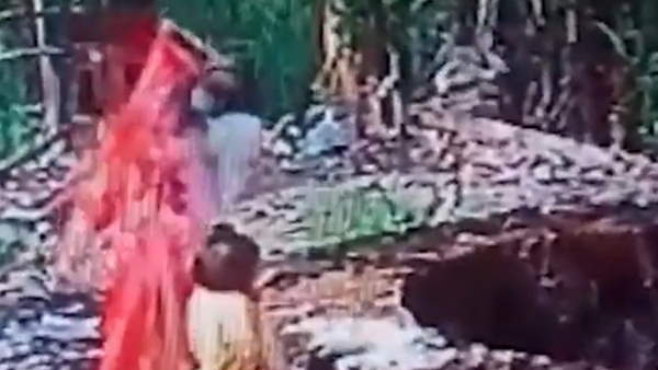 अपने घर से 15 किलोमीटर दूर बच्चों के साथ आई