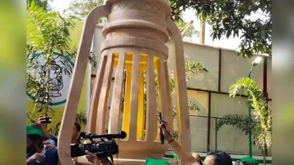 lalu yadav innaugrate 6 ton lantern at rjd office lalu yadav innaugrate 6 ton lantern at rjd office