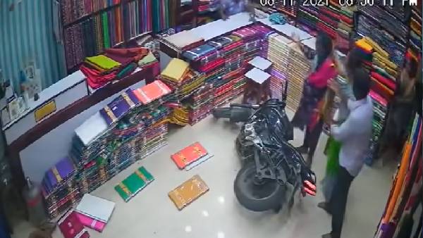 काउंटर के पार सवार, जमीन पर बाइक