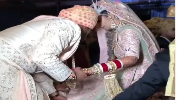 लहंगे में फंसी दुल्हन