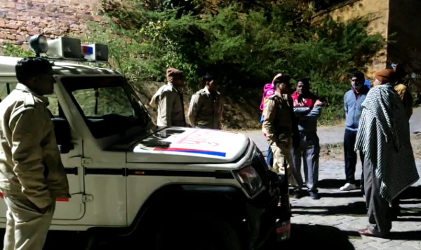 अधिकारी पहुंचे मौके पर