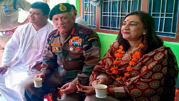 बेटियों के सिर से उठा माता-पिता का साया