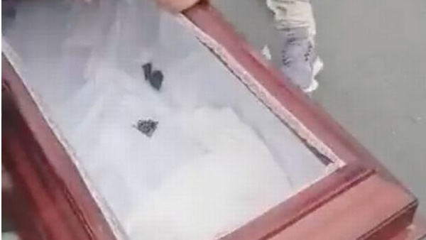 दोस्तों ने ली पेरेंट्स से परमिशन