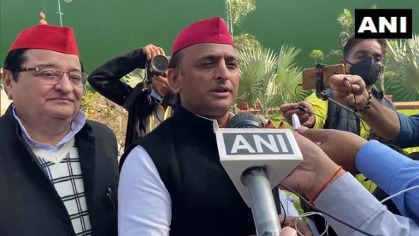 akhilesh yadav hits back at pm modi over laal topi statment akhilesh yadav hits back at pm modi over laal topi statment