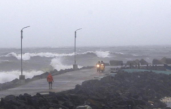 cyclonic storm is looming over Gujarat, IMD issues alert, NDRF teams arrived cyclonic storm is looming over Gujarat, IMD issues alert, NDRF teams arrived