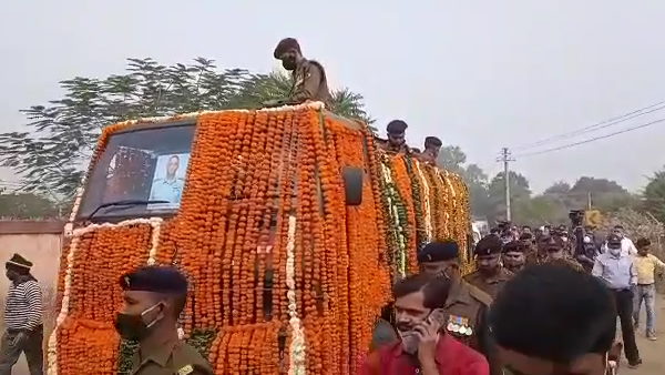 परिवार भोपाल में एयरपोर्ट रोड स्थित सनसिटी कॉलोनी में रह रहा