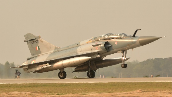 Lucknow News: Unidentified miscreants stole a tyre of Mirage fighter jet from a truck Lucknow News: Unidentified miscreants stole a tyre of Mirage fighter jet from a truck