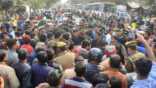 Moradabad News: man no more in police jeep, family kanth road jammed Moradabad News: man no more in police jeep, family kanth road jammed