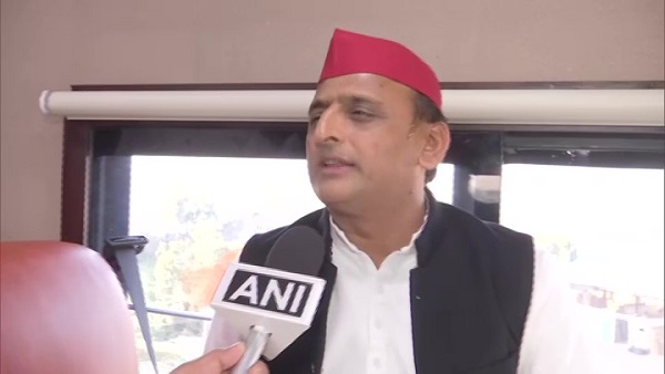 Akhilesh Said On Pm Modi S Lal Topi Statement This Lal Topi And Lal Potli Will Teach A Lesson To Bjp Dailyindia Net