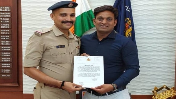 10 हजार रुपये देकर रियल लाइफ सिंघम को किया गया सम्मानित