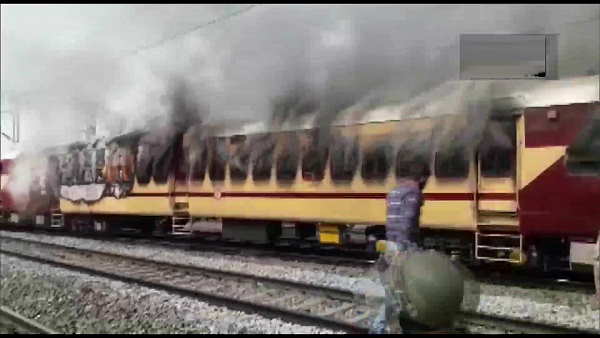 Gaya Bihar : Aspirants fire train Gaya Bihar : Aspirants fire train