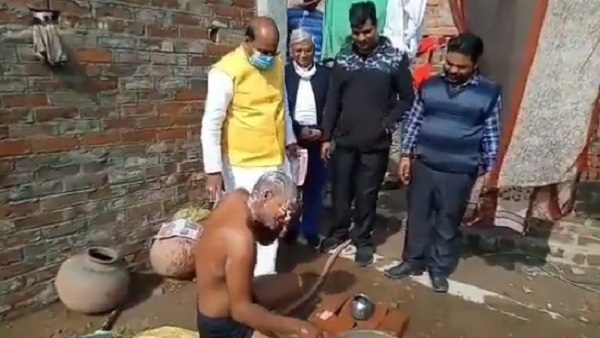 शख्स नहा रहा था और BJP विधायक पूछ रहे हैं- राशन कार्ड है ना