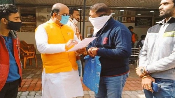 वीडियो देख लोग बोले- 'नहाने-धोने तो दो नेता जी...'