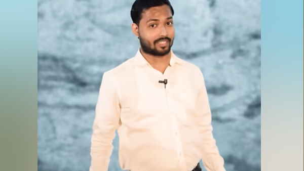 जगह ना मिलने पर खड़े होकर छात्र अटेंड करते हैं खान सर की क्लास