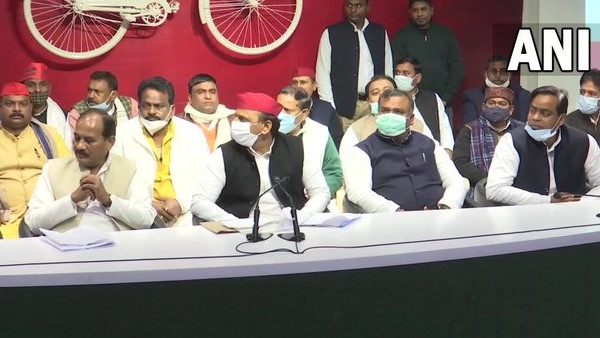 Former UP minister Dara Singh Chauhan joins Samajwadi Party in the presence of Akhilesh Yadav Former UP minister Dara Singh Chauhan joins Samajwadi Party in the presence of Akhilesh Yadav