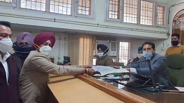 आजाद उम्मीदवार के तौर पर भरा पर्चा