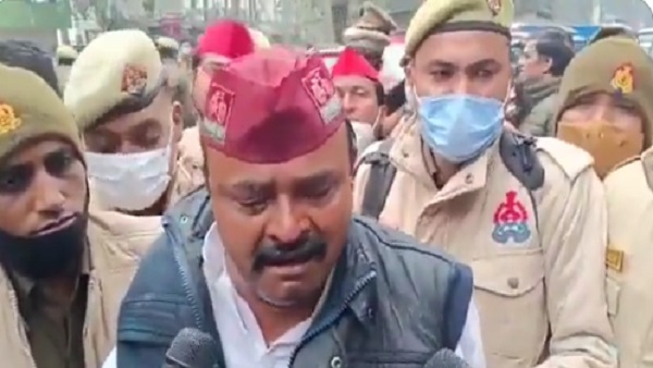 सपा दफ्तर के बार लगा रहे थे खुद को आग