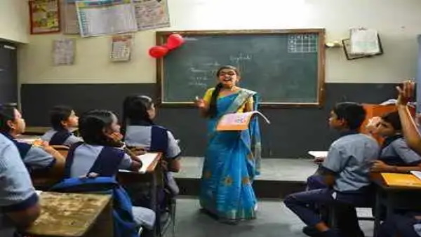 9 स्कूल में एक भी शिक्षक नहीं बचा