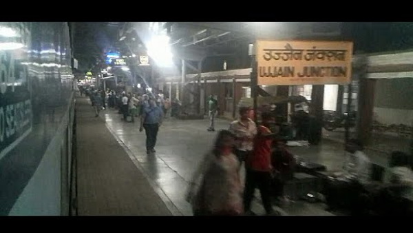 Muslim man dragging out of train and beaten by mob at the Ujjain railway station, Seen In a viral video Muslim man dragging out of train and beaten by mob at the Ujjain railway station, Seen In a viral video