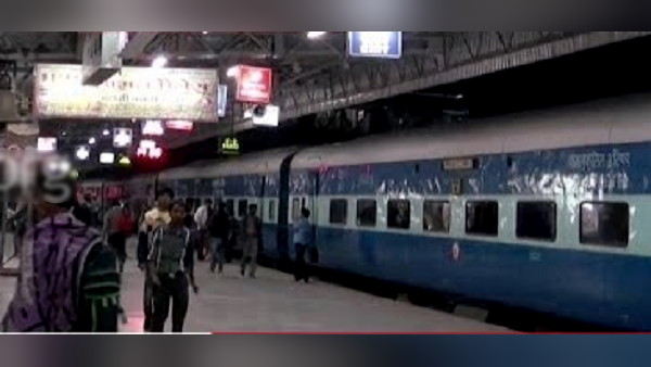 Muslim man dragging out of train and beaten by mob at the Ujjain railway station, Seen In a viral video Muslim man dragging out of train and beaten by mob at the Ujjain railway station, Seen In a viral video
