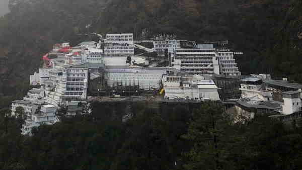 वैष्णो देवी मंदिर में बर्फबारी की वजह से यात्रा प्रभावित