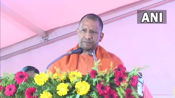 CM Yogi Distributed Smartphones And Tablets To 10 thousand Students In gorakhpur CM Yogi Distributed Smartphones And Tablets To 10 thousand Students In gorakhpur
