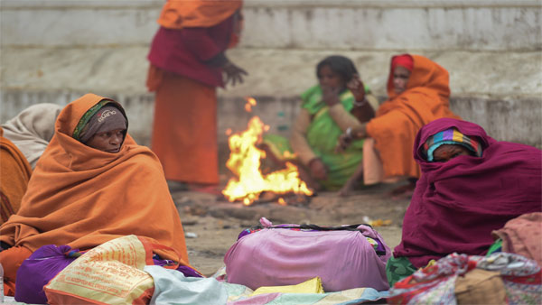 स्कूलों का बदला टाइम, जल रहे अलाव