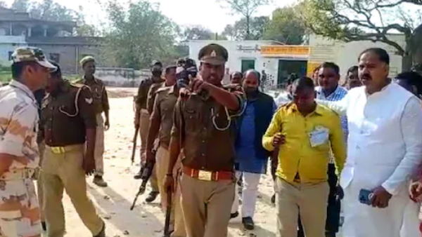 up election 2022 clash between sp and bjp workers in azamgarh up election 2022 clash between sp and bjp workers in azamgarh