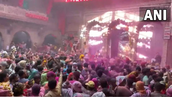 Holi celebrations at Banke Bihari Temple in Vrindavan on Rangbhari Ekadashi 2022 video Holi celebrations at Banke Bihari Temple in Vrindavan on Rangbhari Ekadashi 2022 video