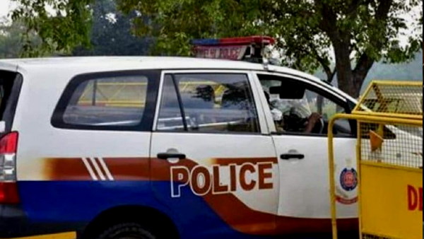 शव कमरे के अंदर बिस्तर पर पड़े थे