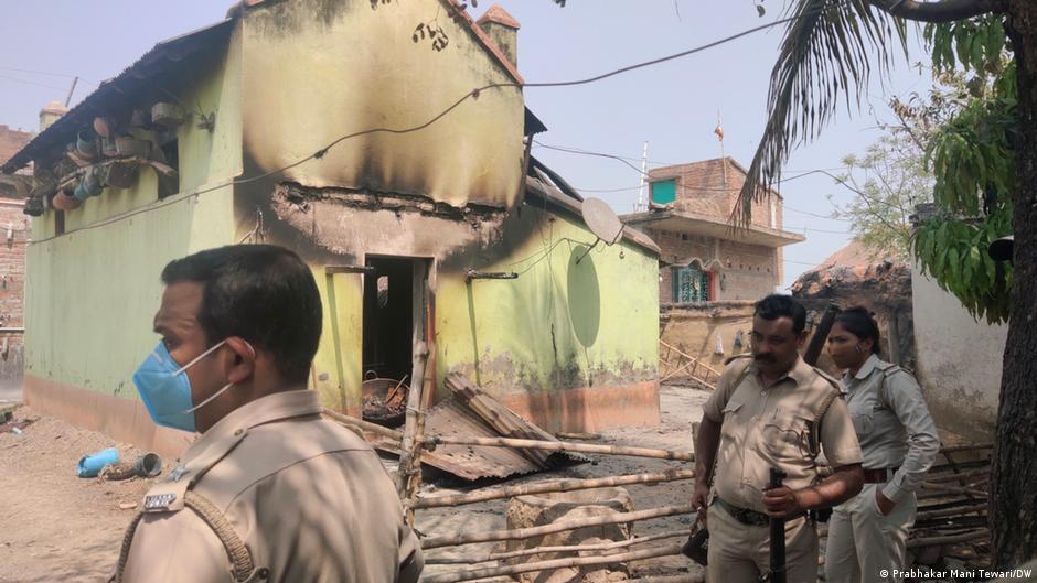 हिंसा के बाद इलाके में पुलिस की भारी तैनाती कर दी गई हिंसा के बाद इलाके में पुलिस की भारी तैनाती कर दी गई