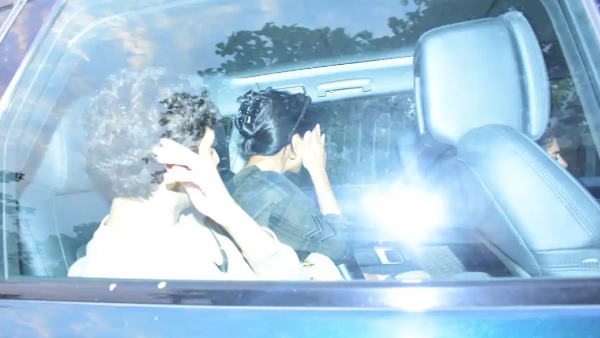 लड़के के साथ कार में दिखीं सुहाना, फैन ने पूछा- कौन है ये मिस्ट्री मैन? | Suhana  Khan spotted with friend in car hides face photos viral - Hindi Oneindia