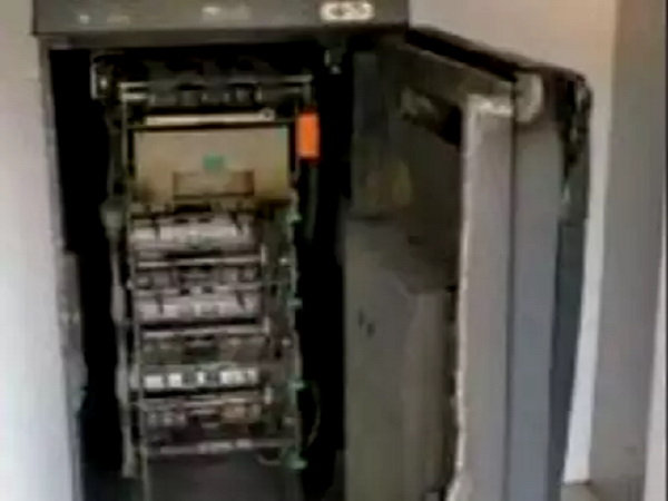 A youth fail to looted ATM, Incident of Urmar Tanda in Hoshiarpur district of Punjab A youth fail to looted ATM, Incident of Urmar Tanda in Hoshiarpur district of Punjab