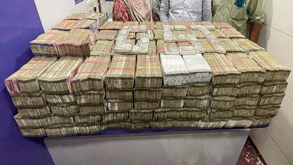 टैक्स चोरी और हो रहा लाखों-करोड़ों घोटाला