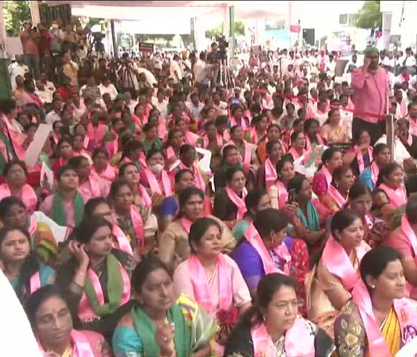 Telangana CM and Rakesh Tikait dharna against Govts paddy procurement policy, Delhi Telangana CM and Rakesh Tikait dharna against Govts paddy procurement policy, Delhi