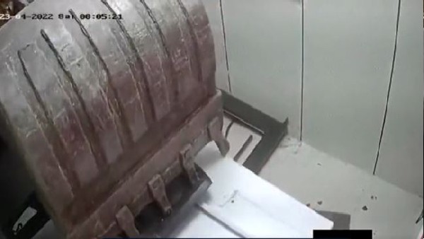 एक्सिस बैंक का एटीएम चुराया