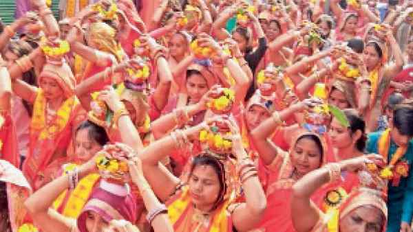 गांव में निकली थी कलश यात्रा