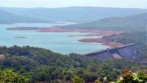 Preparation for hydropower generation with the charge on the center