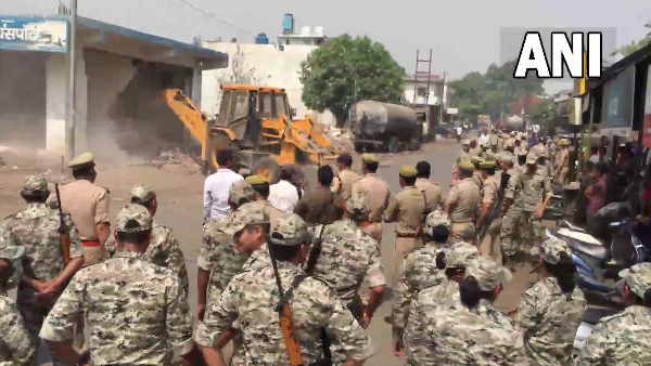 Meerut: Demolition of illegal shops of Ajay Sehgal, close to Badan Singh Baddo Meerut: Demolition of illegal shops of Ajay Sehgal, close to Badan Singh Baddo