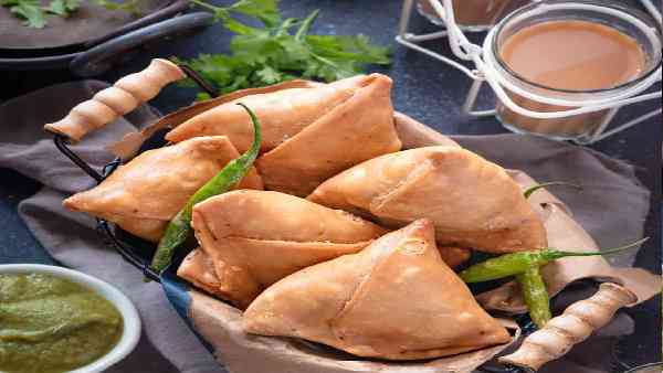 लोग बोले-मेन्यू में स्नेक चिप्स लिखना भूल गया