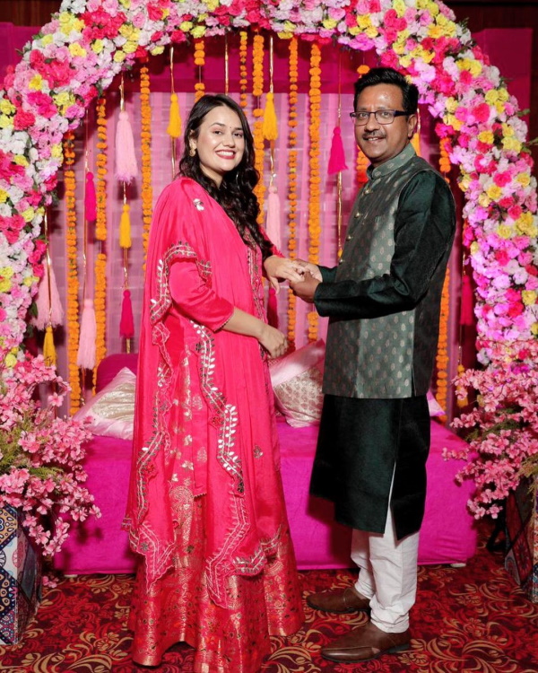 टीना को प्रदीप अंगूठी पहनाते नजर आ रहे