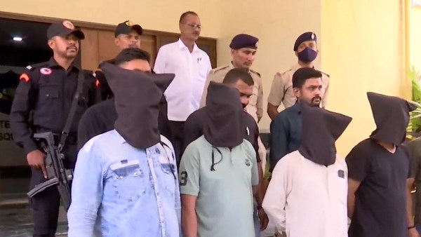 Gujarat: anti-terrorist squad arrested 4 accused in the 1993 Bombay serial blasts case Gujarat: anti-terrorist squad arrested 4 accused in the 1993 Bombay serial blasts case