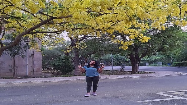 ट्रैफिक सिग्नल पर बेचा करती थी फूल