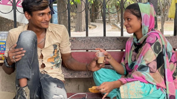 एक ही गिलास में चाय शेयर करती लव स्टोरी