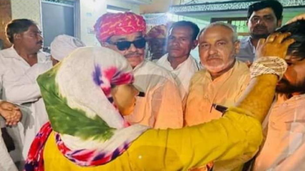 बुजुर्ग दादा सुखराम जाटव की शादी का पूरा खर्च इंतजाम देख रहे थे