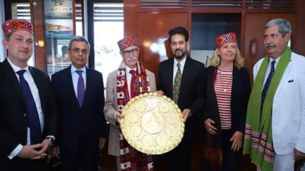 Anurag Thakur presented Himachali cap thal and shawl to the descendants of Chamba princess Anurag Thakur presented Himachali cap thal and shawl to the descendants of Chamba princess