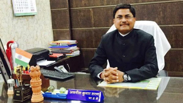 अवनीश शरण कौन हैं ?