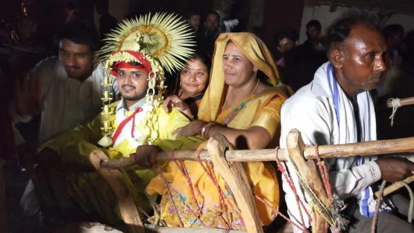 बैलगाड़ी में ही बैठकर अपनी दुल्हनिया लेने पहुंचा दूल्हा
