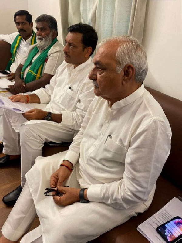 Farmers Leader Rakesh Tikait Meet Congress leader Bhupinder Singh Hooda, Farmers and Agriculture Committee formed Farmers Leader Rakesh Tikait Meet Congress leader Bhupinder Singh Hooda, Farmers and Agriculture Committee formed
