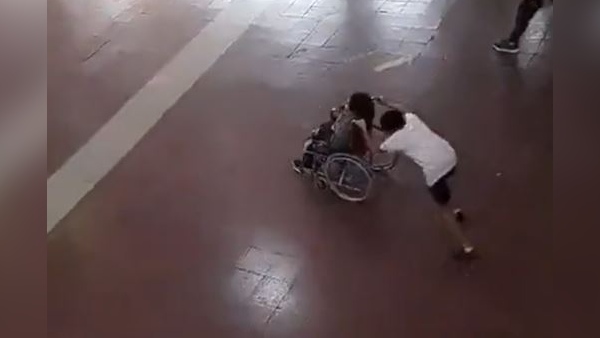 व्हीलचेयर वाले बच्चे ने भी खेला गेम